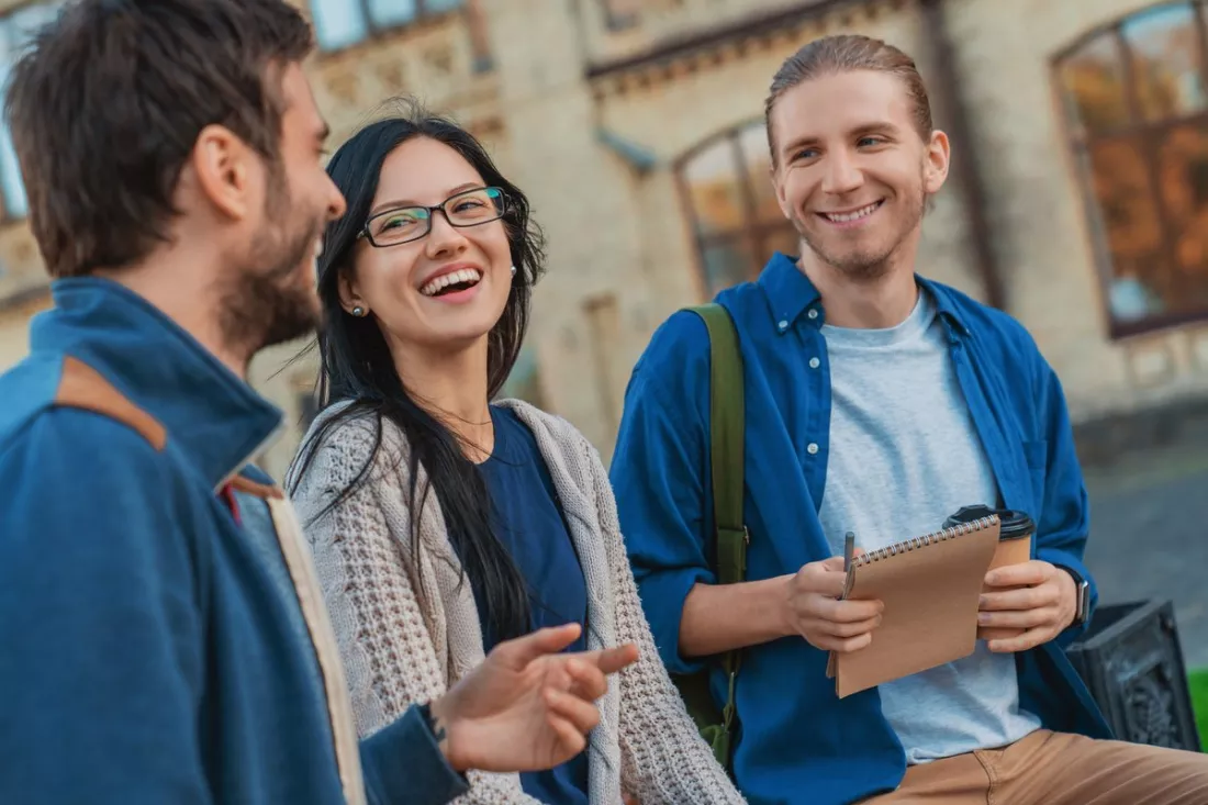 Studierende aus verschiedenen Ländern auf dem Campus
